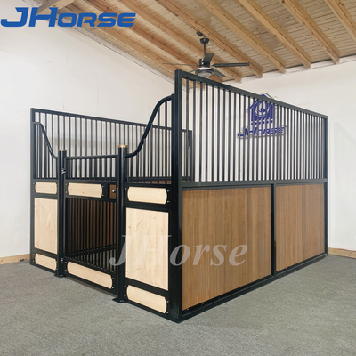 Bagian Depan Kandang Kuda Portabel Prefab Estetika Profesional Dengan Pintu Lebar
