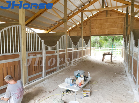 Kandang Kuda Galvanis Hot Dip Mewah, Kotak Stabil Kuda Dengan Ayunan atau Pintu Geser