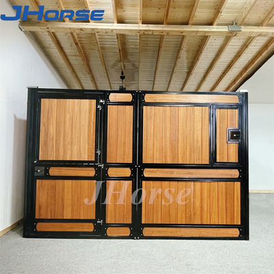 Q235 Baja Bambu Kandang Kuda Sementara Dengan Jendela Gerbang Tinggi 2.2m