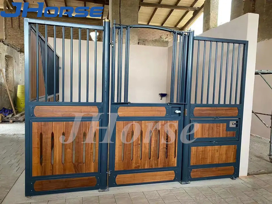 Bambu Pinus Internal Bubuk Hitam Dilapisi Kandang Kuda Logam Stabil Dengan Pintu Ayun