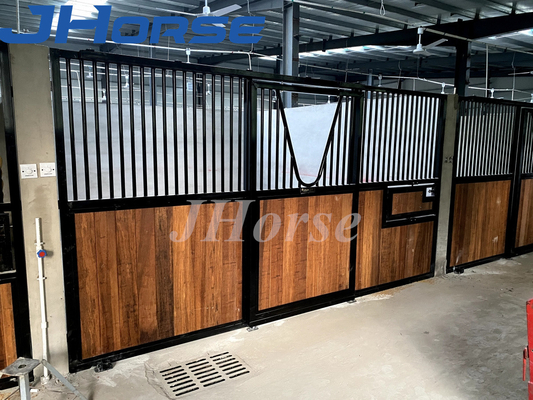 Bagian Depan Pintu Kuda Pintu Ayun Besar yang Dicelup dengan Panas Dengan Jendela