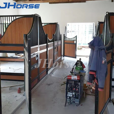 Panel Pagar Kuda Depan Logam Stabil Dengan Pintu Geser Atau Pintu Ayun