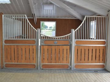 Warung Kuda Eropa Profesional Disesuaikan Bahan Bambu Kayu