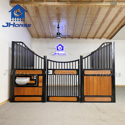 Pintu Kuda Stabil Powder Coated Steel Palet Kayu Stall Untuk Kuda Peternakan