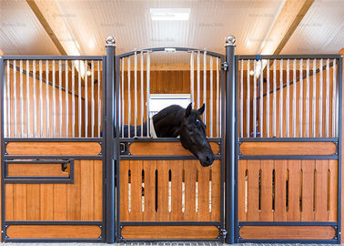Keselamatan Galvanized Stable Horse Yard Panel / Horse Stall Panel Inside Dan Out Dengan Papan Bambu