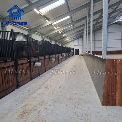 Hot Dipping Galvanized Portable Horse Stabil Dengan Low Maintenance Dan Customisable Swing Door