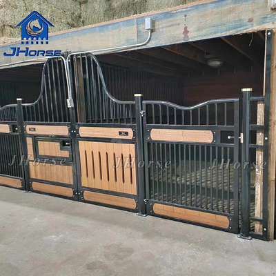 Gaya Eropa Powder Coated Bambu Infill Metal Luxury Horse Stable Horse Stall Panel depan